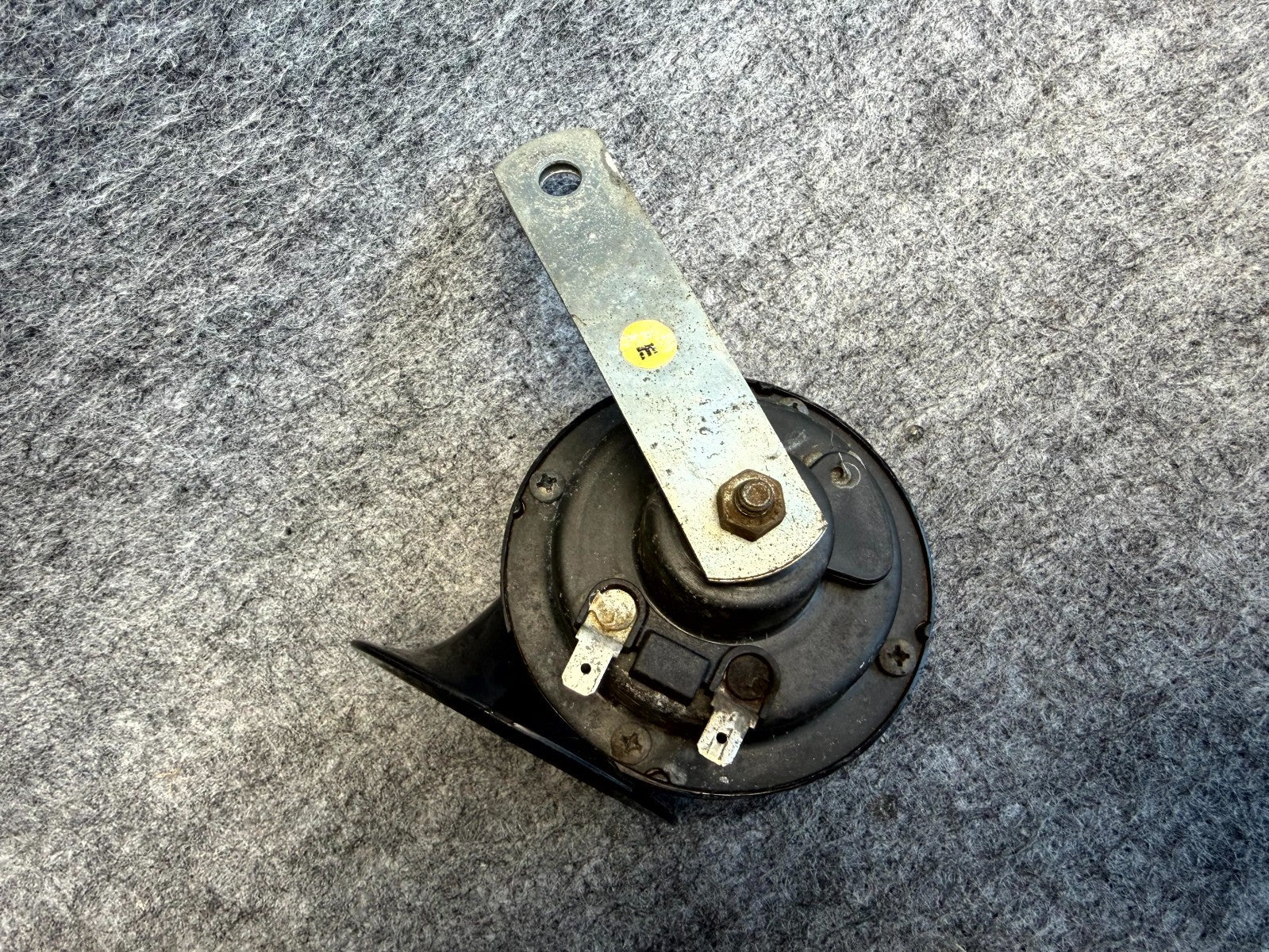 ♦️2012 – 2020 TESLA MODEL S HIGH PITCH TONE HORN WITH BRACKET OEM, E1 0020046