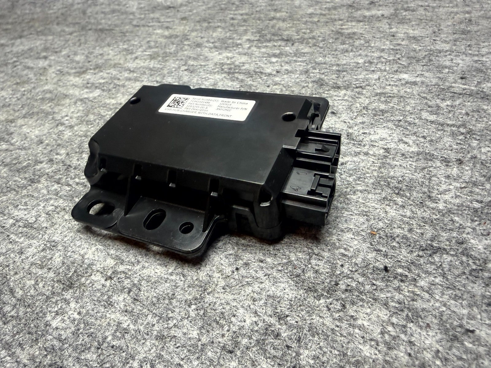 ♦️2017-2023 TESLA MODEL 3 FRONT USB HUB CHARGER CONTROL MODULE OEM, 1093295-00-A