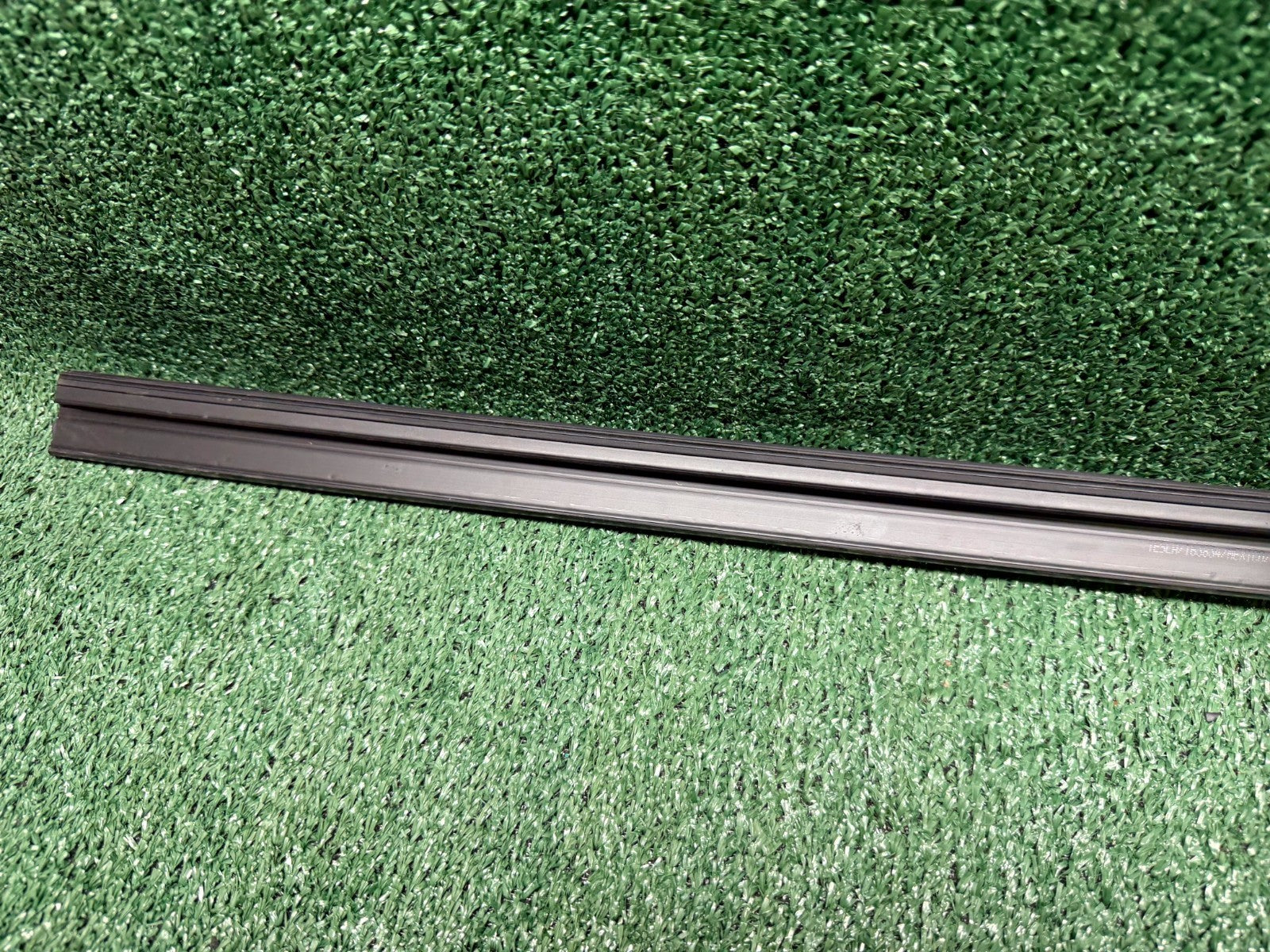 ♦️2020-2023 TESLA MODEL Y FRONT RIGHT DOOR WINDOW BELT MOLDING OEM, 1516943-00-A