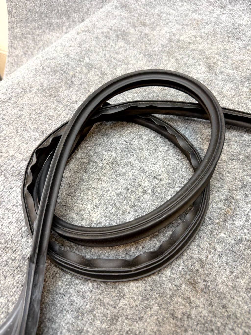 2020-2024 TESLA MODEL Y FRONT LEFT DOOR SEAL RUBBER WEATHERSTRIP OEM, 149767398C