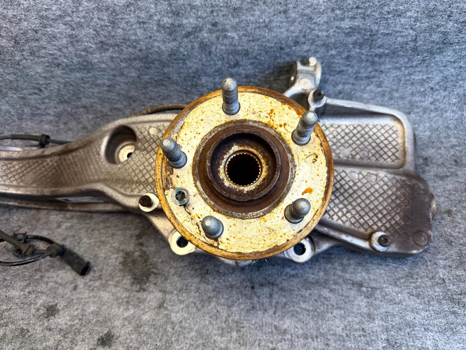♦️2012 - 2020 TESLA MODEL S FRONT RIGHT SIDE KNUCKLE WHEEL HUB OEM, 1030606-00-D