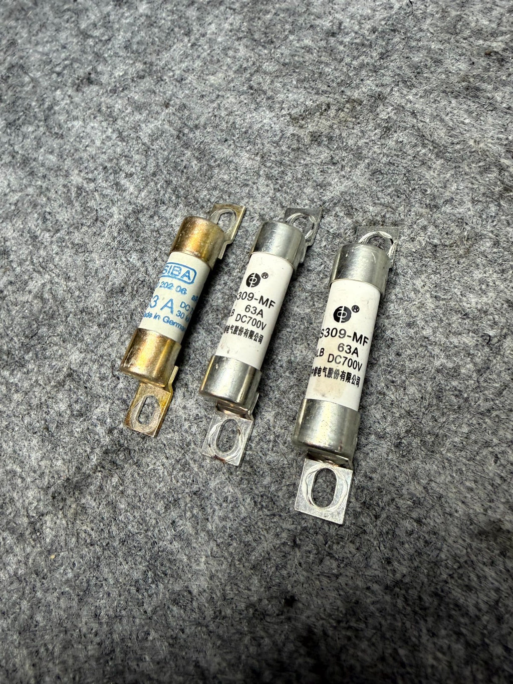 ♦️17-23 TESLA MODEL 3 82 KW 63A 700VDC HV BATTERY FUSE SET OF 3 OEM 1611034-00-A