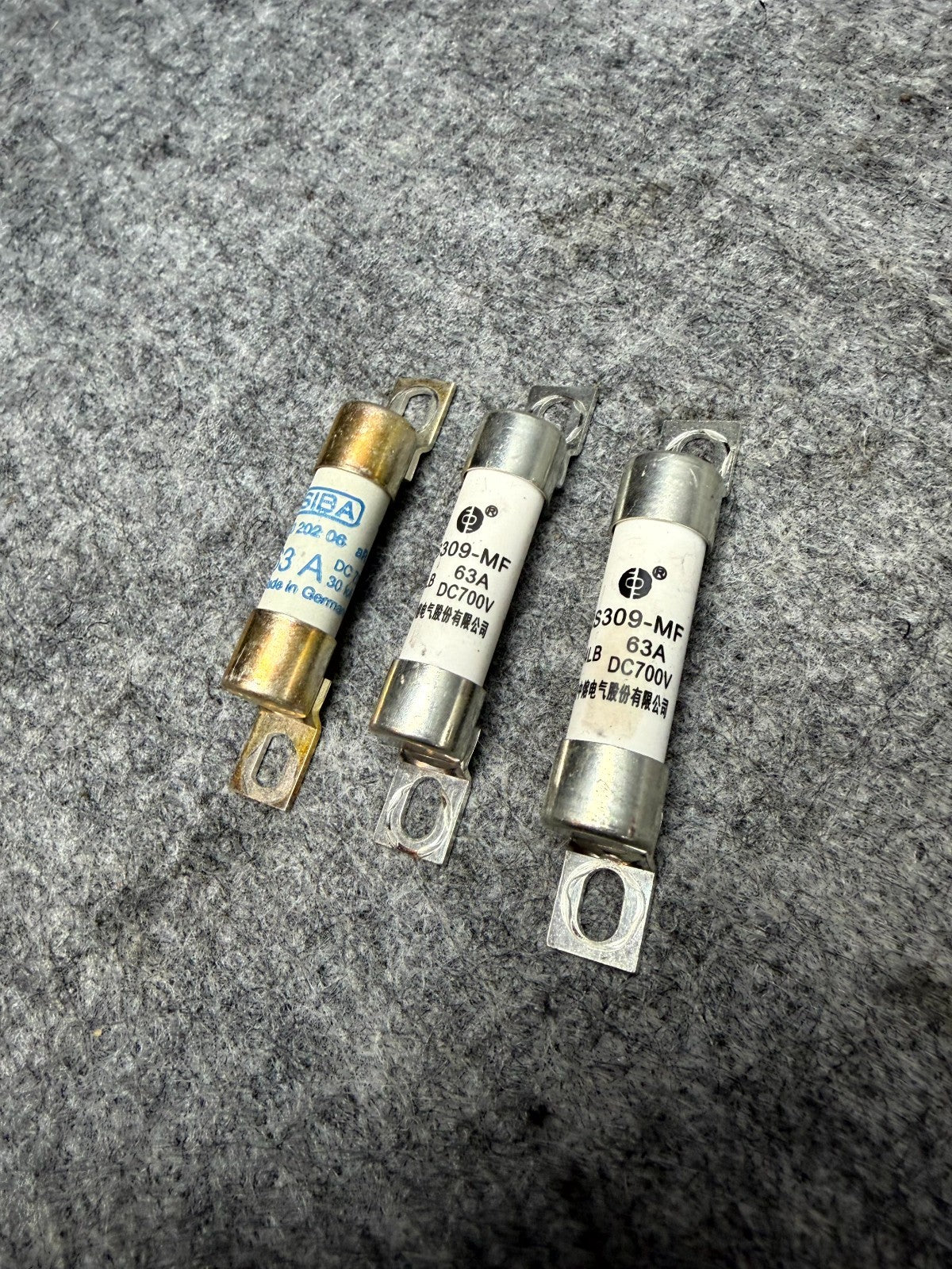 ♦️17-23 TESLA MODEL 3 82 KW 63A 700VDC HV BATTERY FUSE SET OF 3 OEM 1611034-00-A