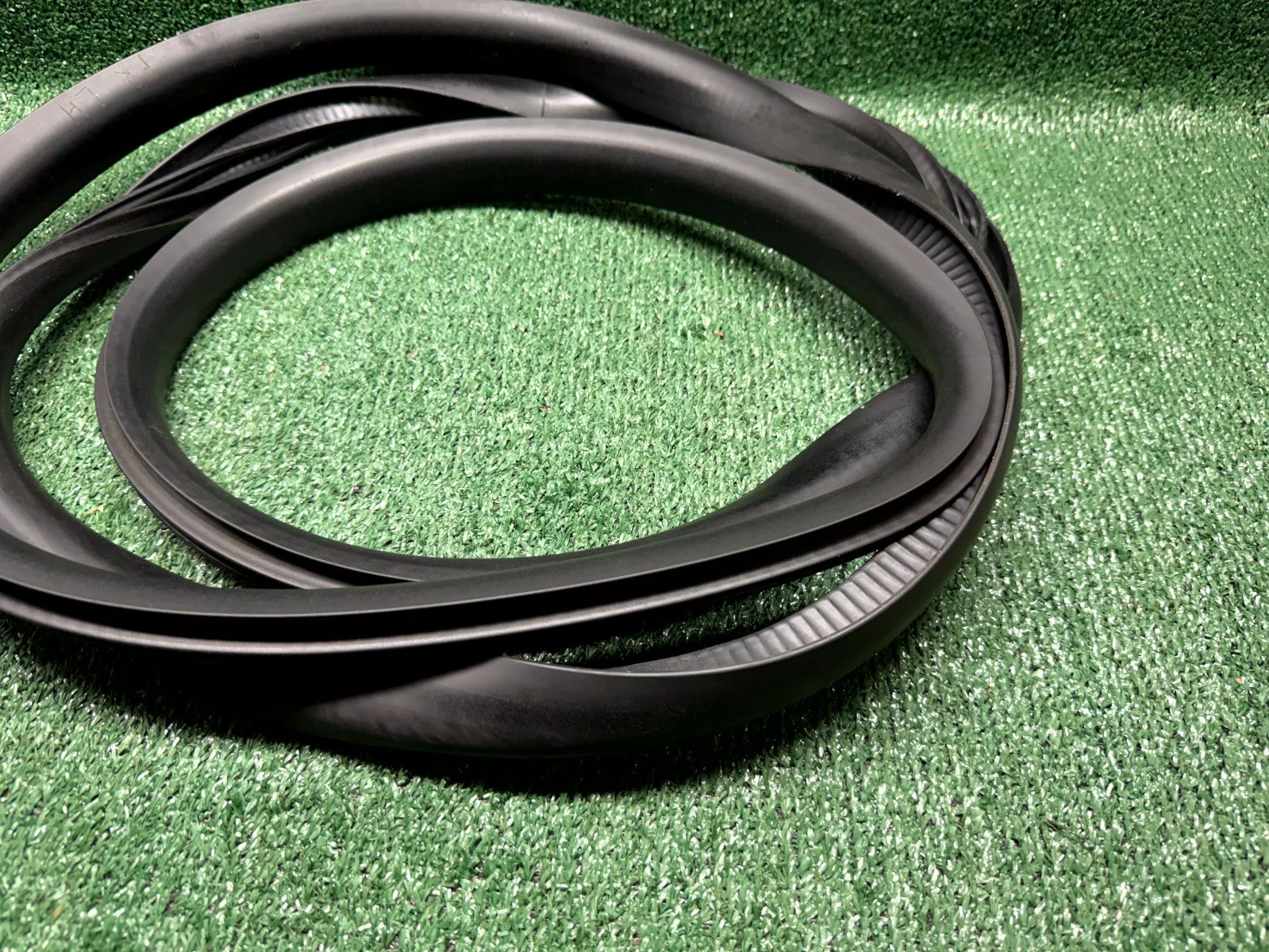 ♦️2020 - 2024 TESLA MODEL Y FRONT LEFT WEATHERSTRIP RUBBER SEAL OEM 1497673-00-D