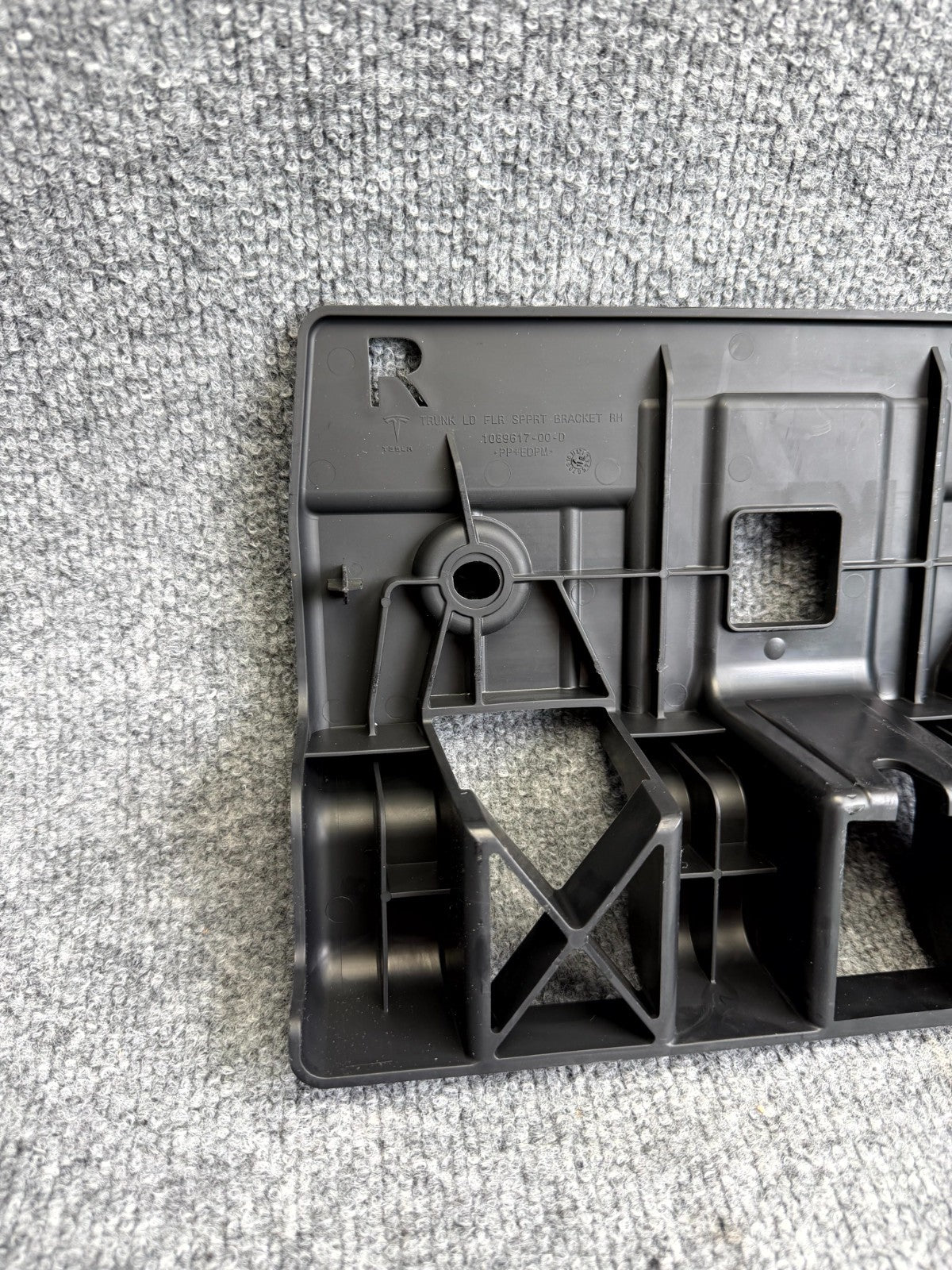 2017-2023 TESLA MODEL 3 REAR RIGHT TRUNK FLOOR SUPPORT BRACKET OEM, 1089617-00-D