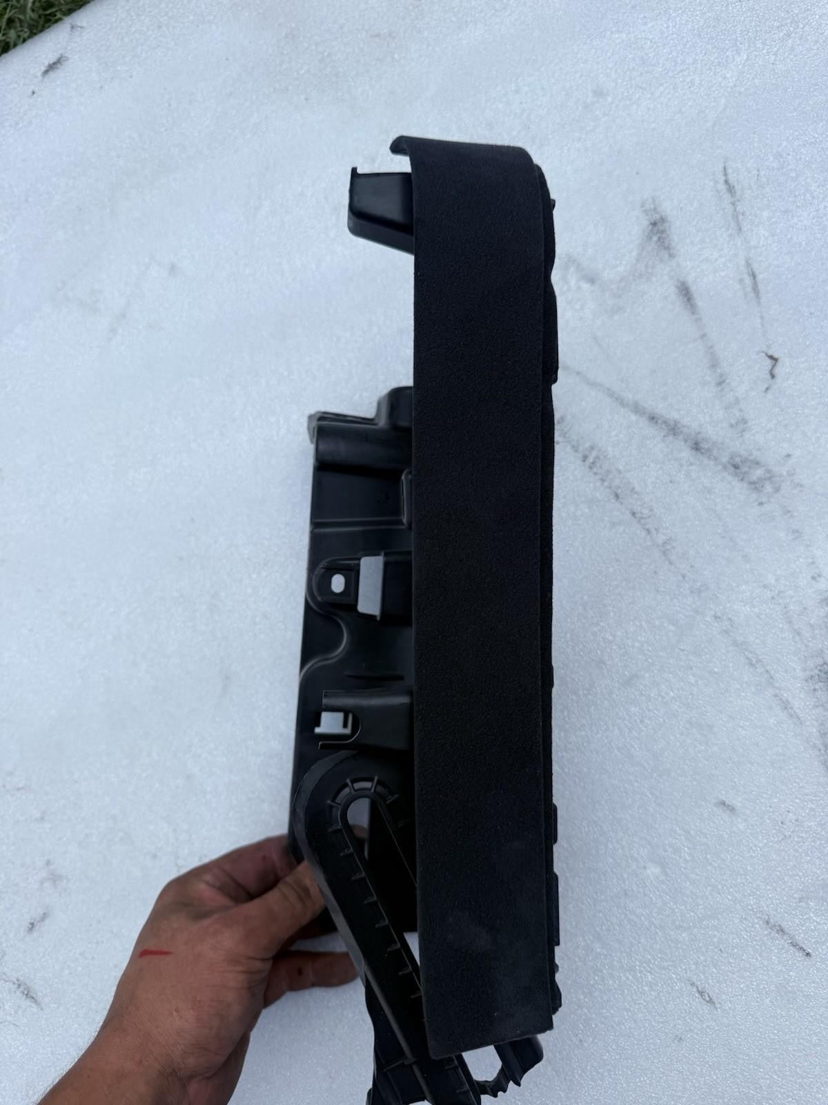 ♦️16-20 TESLA MODEL X REAR LEFT FALCON DOOR OUTER TRIM BRACKET OEM, 1051549-00-E