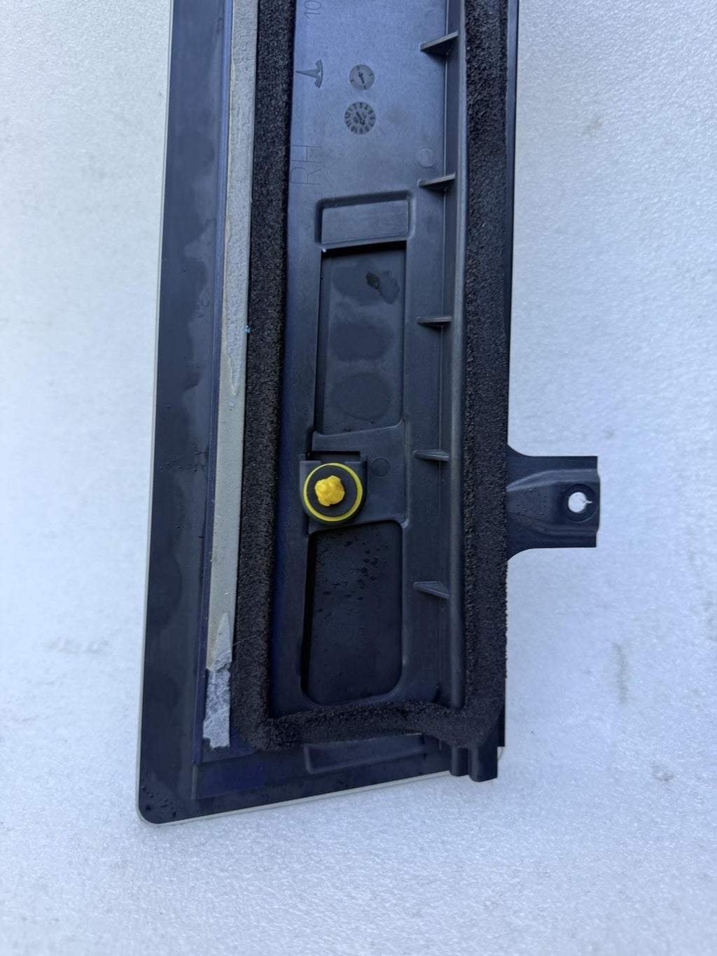 ♦️16-20 TESLA MODEL X REAR RIGHT DOOR B PILLAR APPLIQUE MOLDING OEM, 104135800