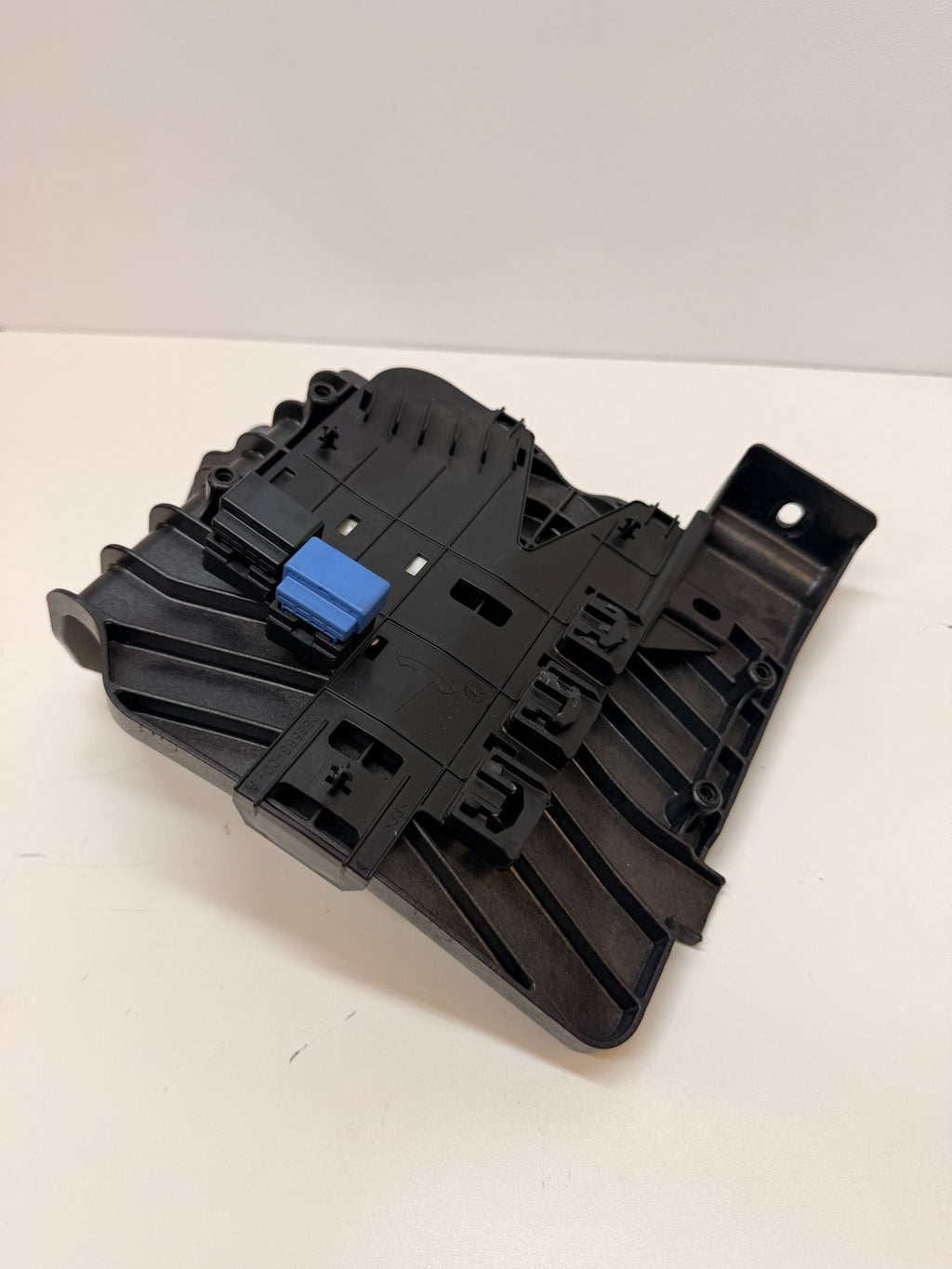 2012-2020 TESLA MODEL S AIR SUSPENSION CONTROL MODULE W/ BRACKET 1060989-00-C