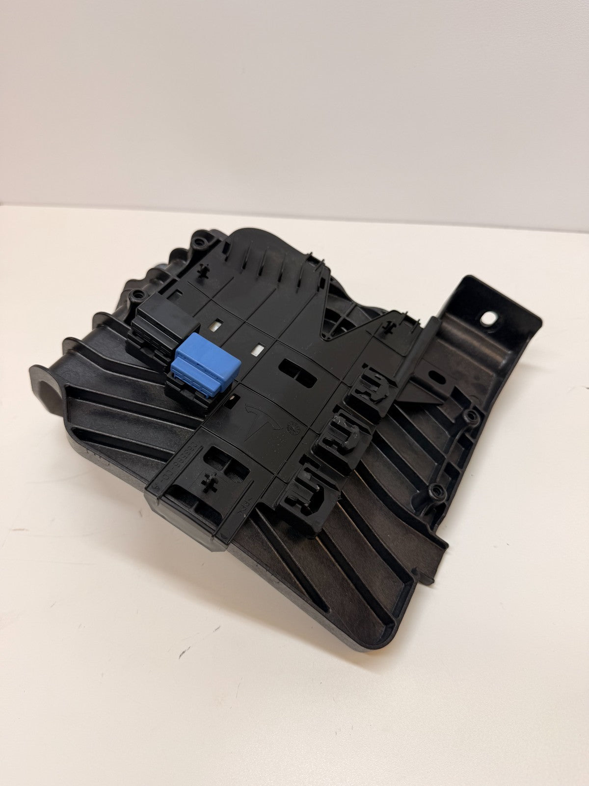 2012-2020 TESLA MODEL S AIR SUSPENSION CONTROL MODULE W/ BRACKET 1060989-00-C