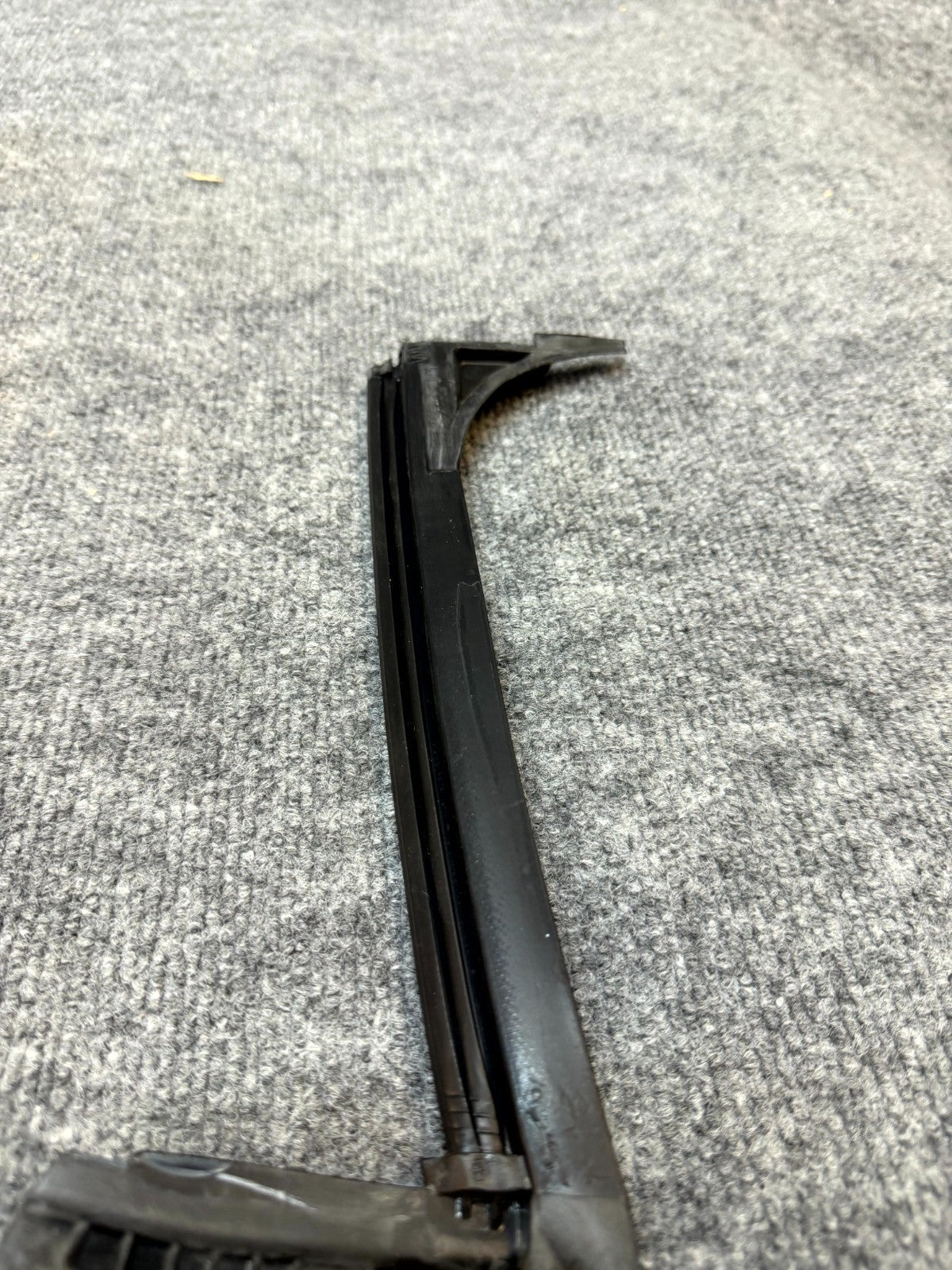2020 - 2024 TESLA MODEL Y REAR LEFT SIDE DOOR SEAL WEATHERSTRIP OEM 1497715-00-D
