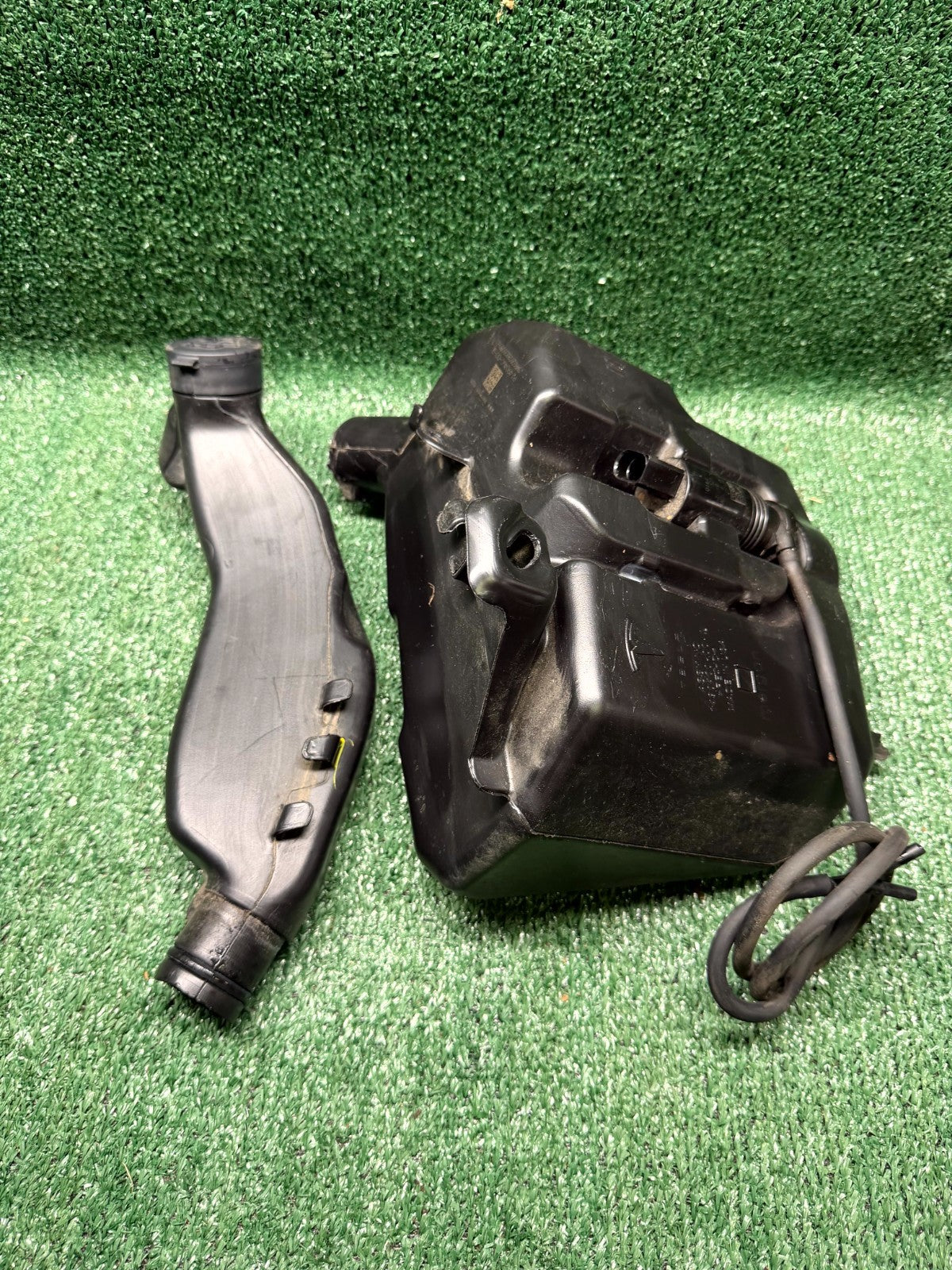 ♦️2020-2024 TESLA MODEL Y WINDSHIELD WASHER FLUID RESERVOIR OEM, 1490400-00-B