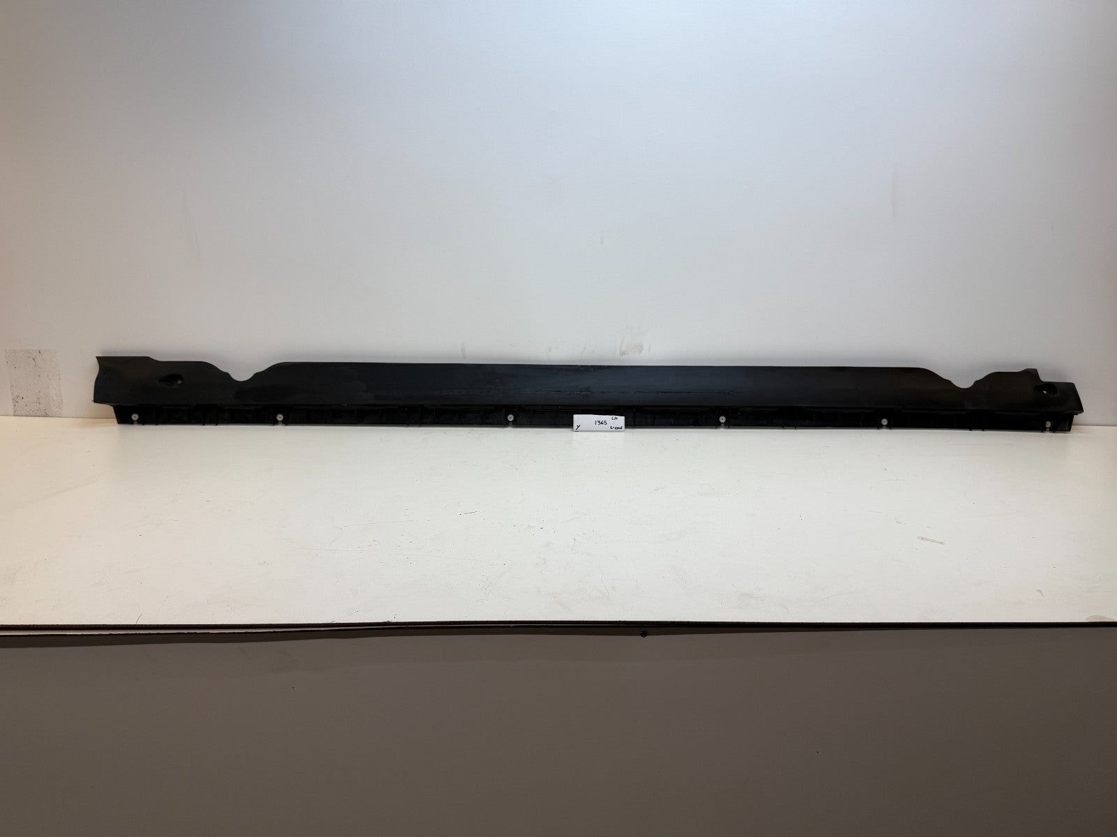 20-24 TESLA MODEL Y LEFT SIDE SKIRT ROCKER PANEL MOLDING CARRIER BRACKET