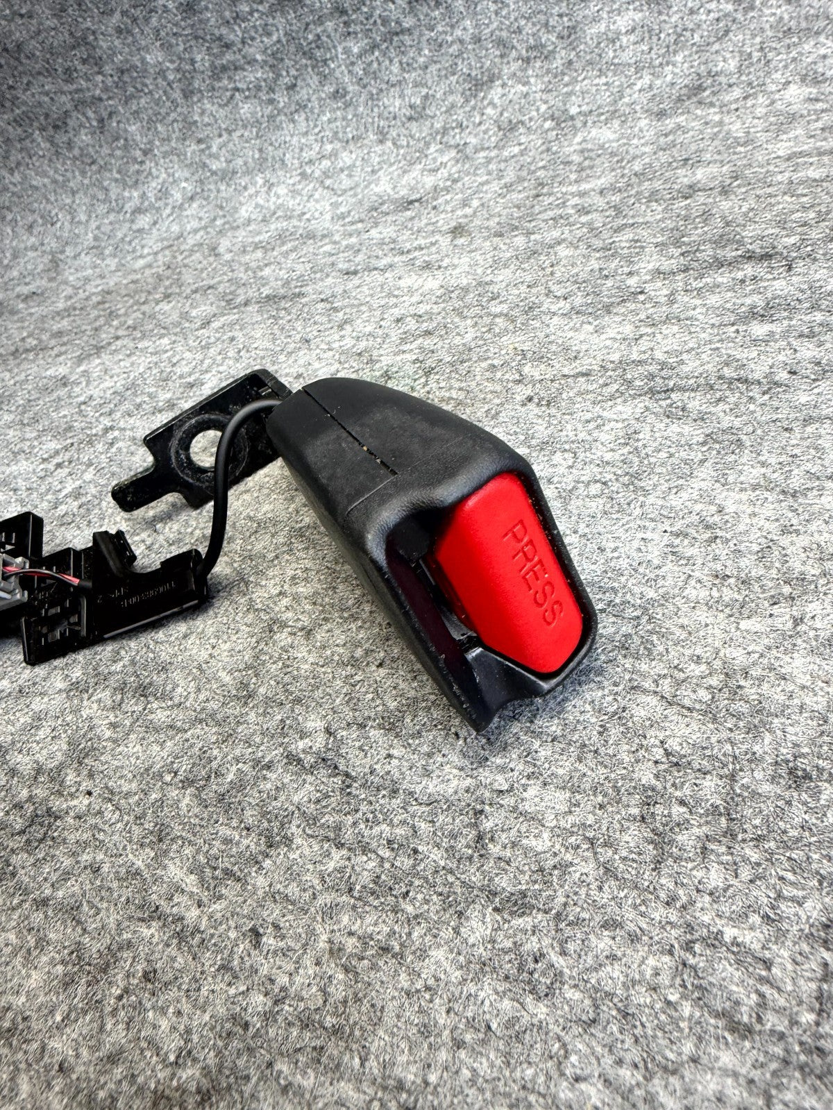 ♦️2017 - 2023 TESLA MODEL 3 REAR LEFT SIDE SEAT BELT BUCKLE OEM, 1085939-01-E