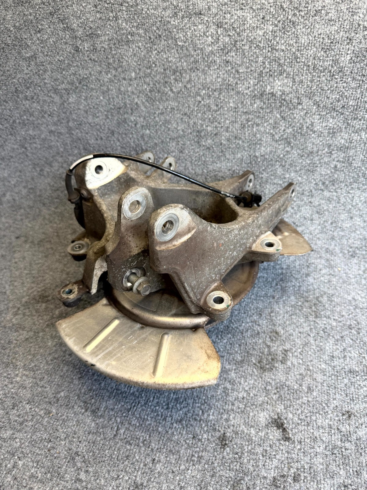 12–16 TESLA MODEL S REAR LEFT SPINDLE KNUCKLE HUB W/ DUST SHIELD OEM, 600643200A