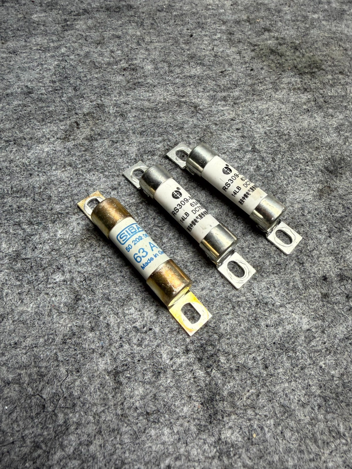 ♦️17-23 TESLA MODEL 3 82 KW 63A 700VDC HV BATTERY FUSE SET OF 3 OEM 1611034-00-A