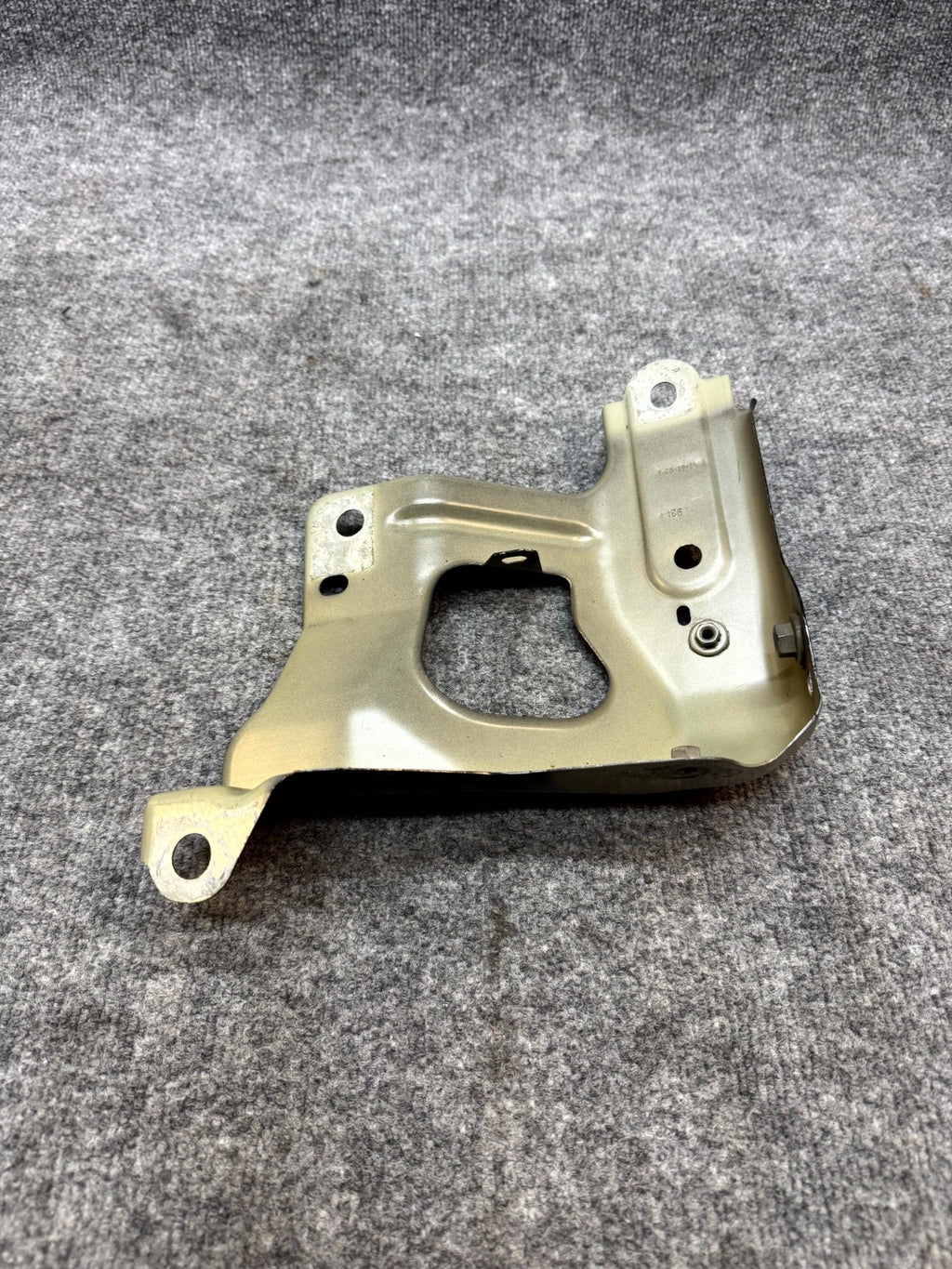 2020 - 2024 TESLA MODEL Y FRONT LEFT SIDE FENDER BRACKET OEM, 1487491-00-A