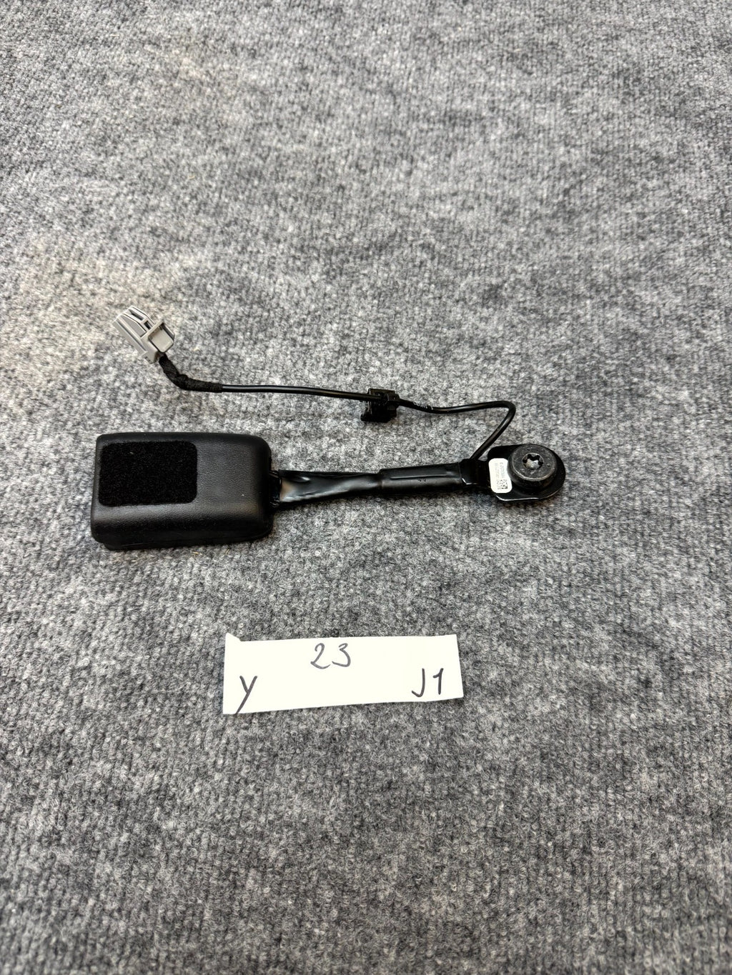 2020 - 2024 TESLA MODEL Y FRONT RIGHT / LEFT SEAT BELT BUCKLE OEM, 1090323-01-D