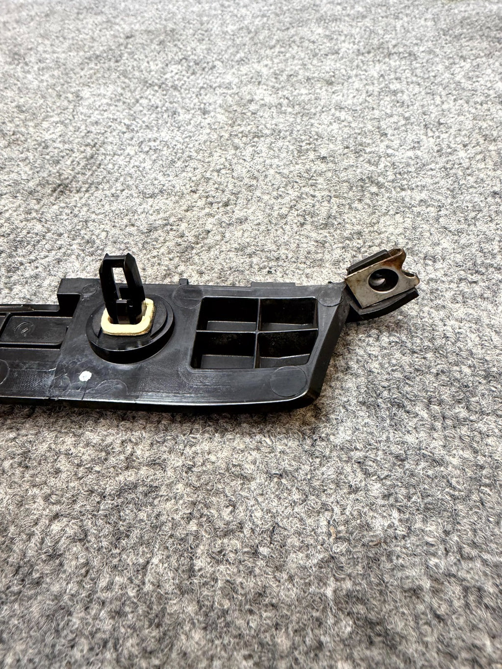 17 - 23 TESLA MODEL 3 REAR LEFT BUMPER LOWER SUPPORT RETAINER OEM, 1083990-00-I