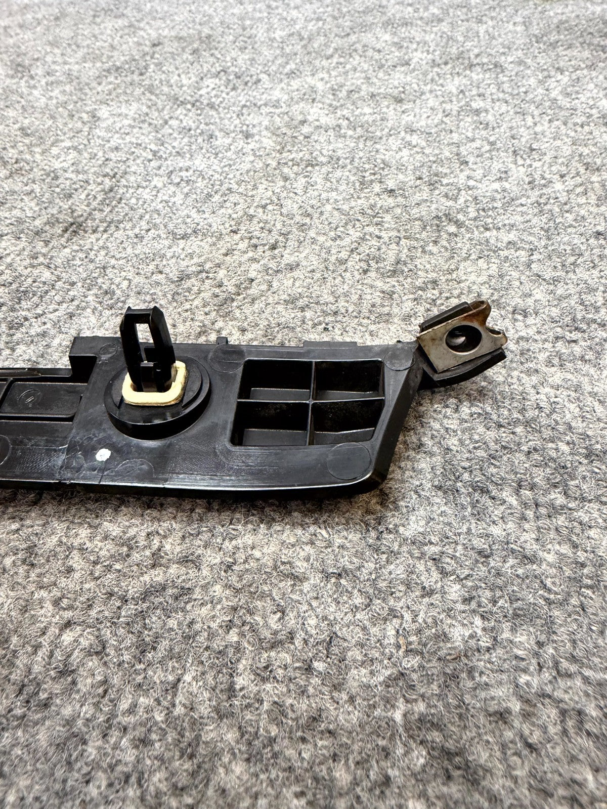 17 - 23 TESLA MODEL 3 REAR LEFT BUMPER LOWER SUPPORT RETAINER OEM, 1083990-00-I