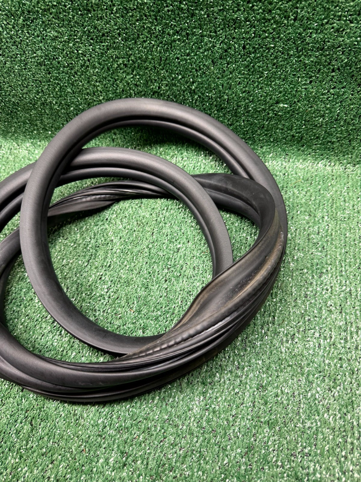 ♦️2020 - 2024 TESLA MODEL Y FRONT WEATHERSTRIP RUBBER SEAL OEM, 1497674-89-A