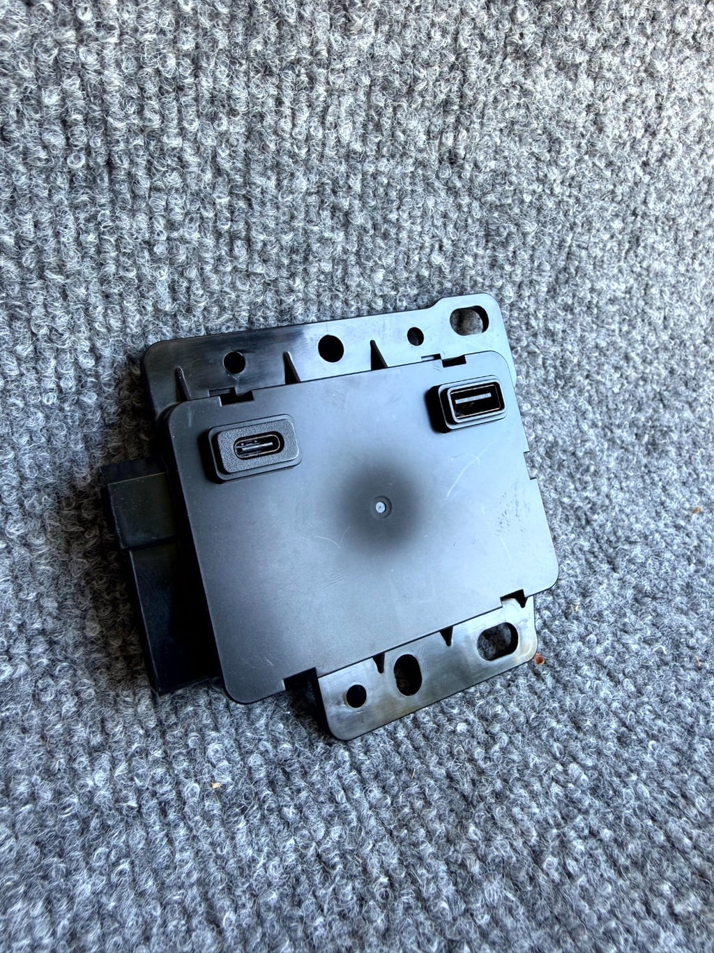 2017 - 2024 TESLA MODEL 3/Y CENTER CONSOLE USB HUB MODULE OEM, 1522264-00-B