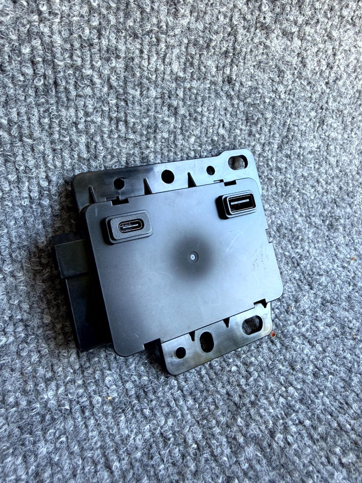 2017 - 2024 TESLA MODEL 3/Y CENTER CONSOLE USB HUB MODULE OEM, 1522264-00-B