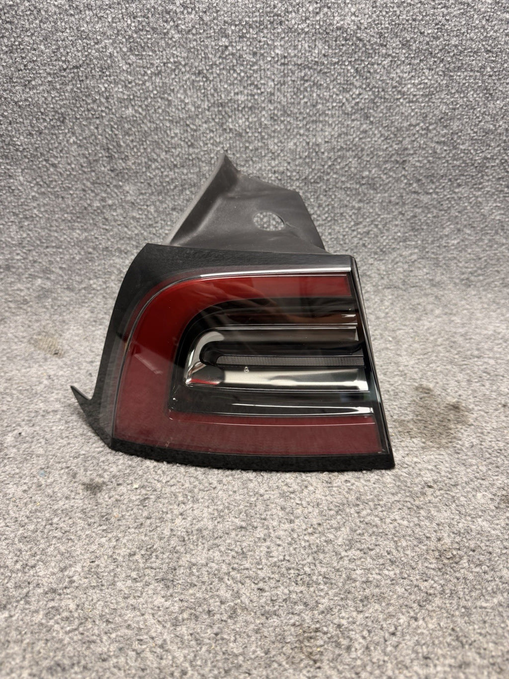 2020 - 2024 TESLA MODEL Y REAR LEFT DRIVER OUTER TAIL LIGHT OEM 1502086-00-D