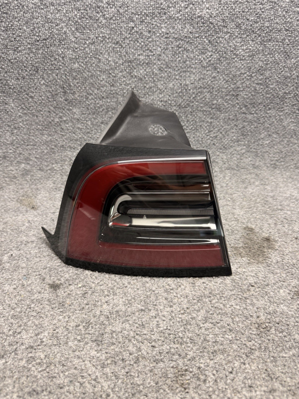 2020 - 2024 TESLA MODEL Y REAR LEFT DRIVER OUTER TAIL LIGHT OEM 1502086-00-D