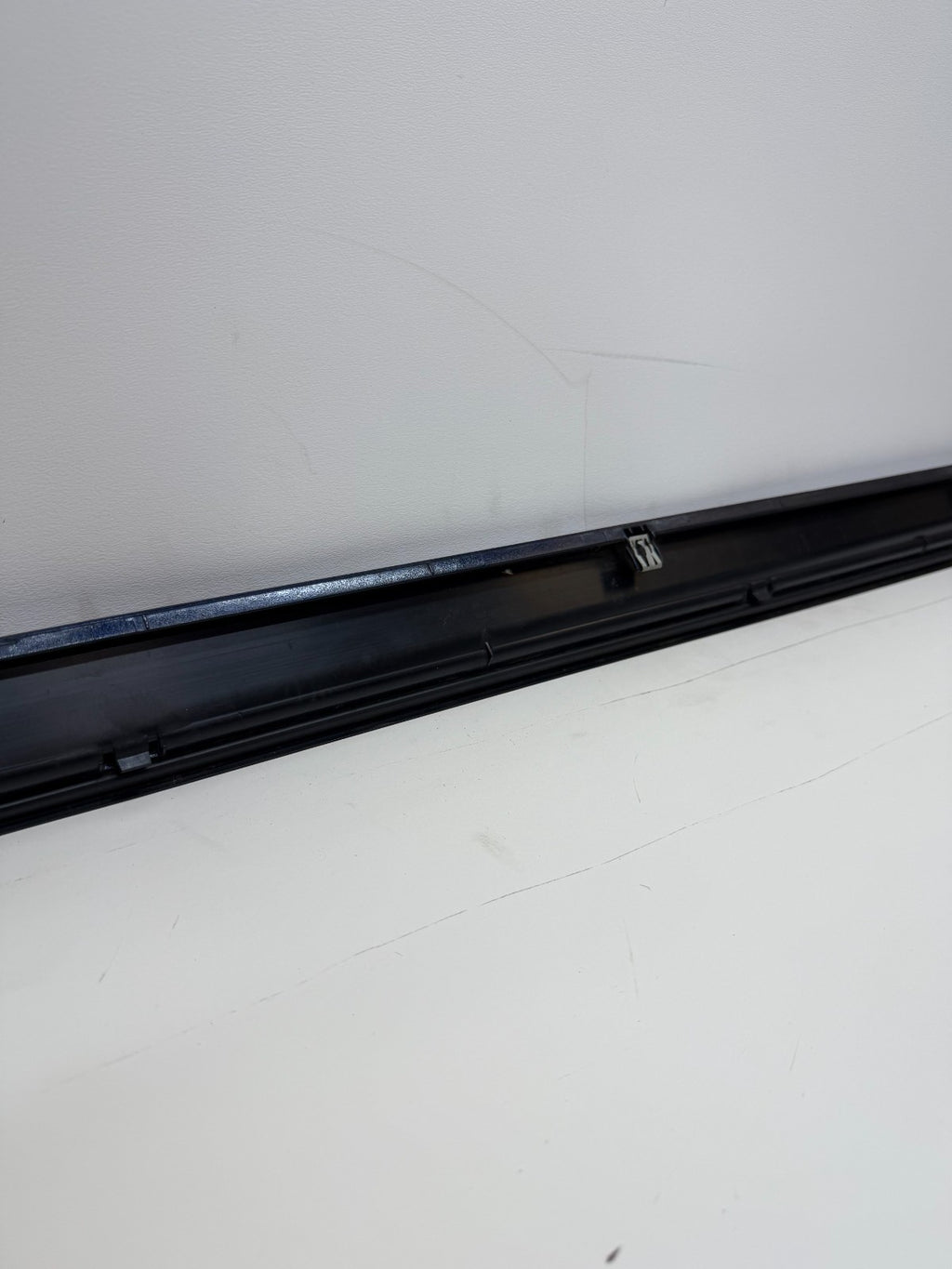 12-20 Tesla Model S Right Pasenger Rocker Panel Scuff Plate Molding 1012217-00-G