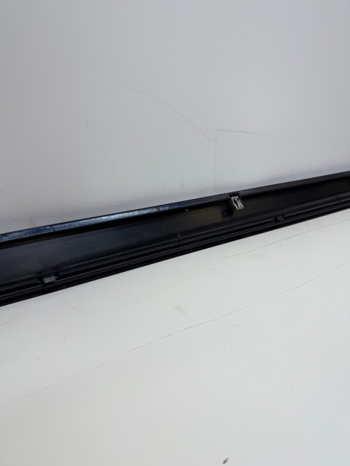 12-20 Tesla Model S Right Pasenger Rocker Panel Scuff Plate Molding 1012217-00-G