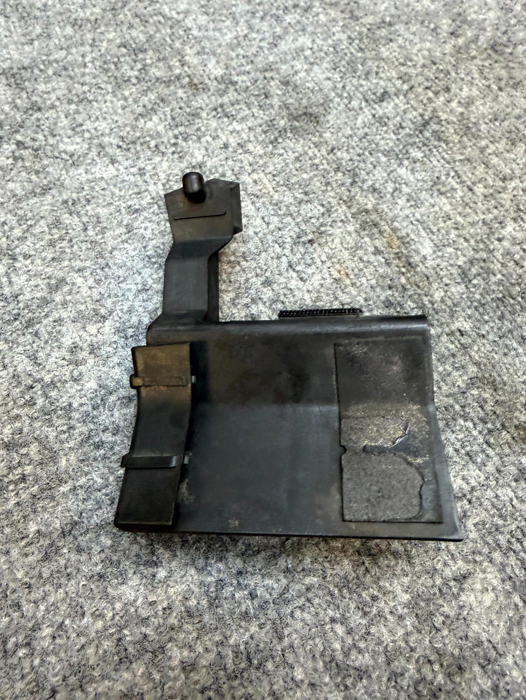 2020 - 2024 TESLA MODEL Y LEFT SIDE ROCKER PANEL BRACKET CLIP OEM, 1555376-00-C