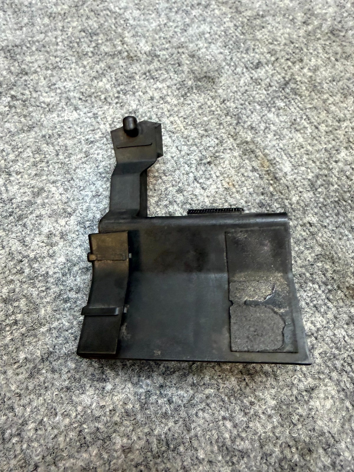 2020 - 2024 TESLA MODEL Y LEFT SIDE ROCKER PANEL BRACKET CLIP OEM, 1555376-00-C