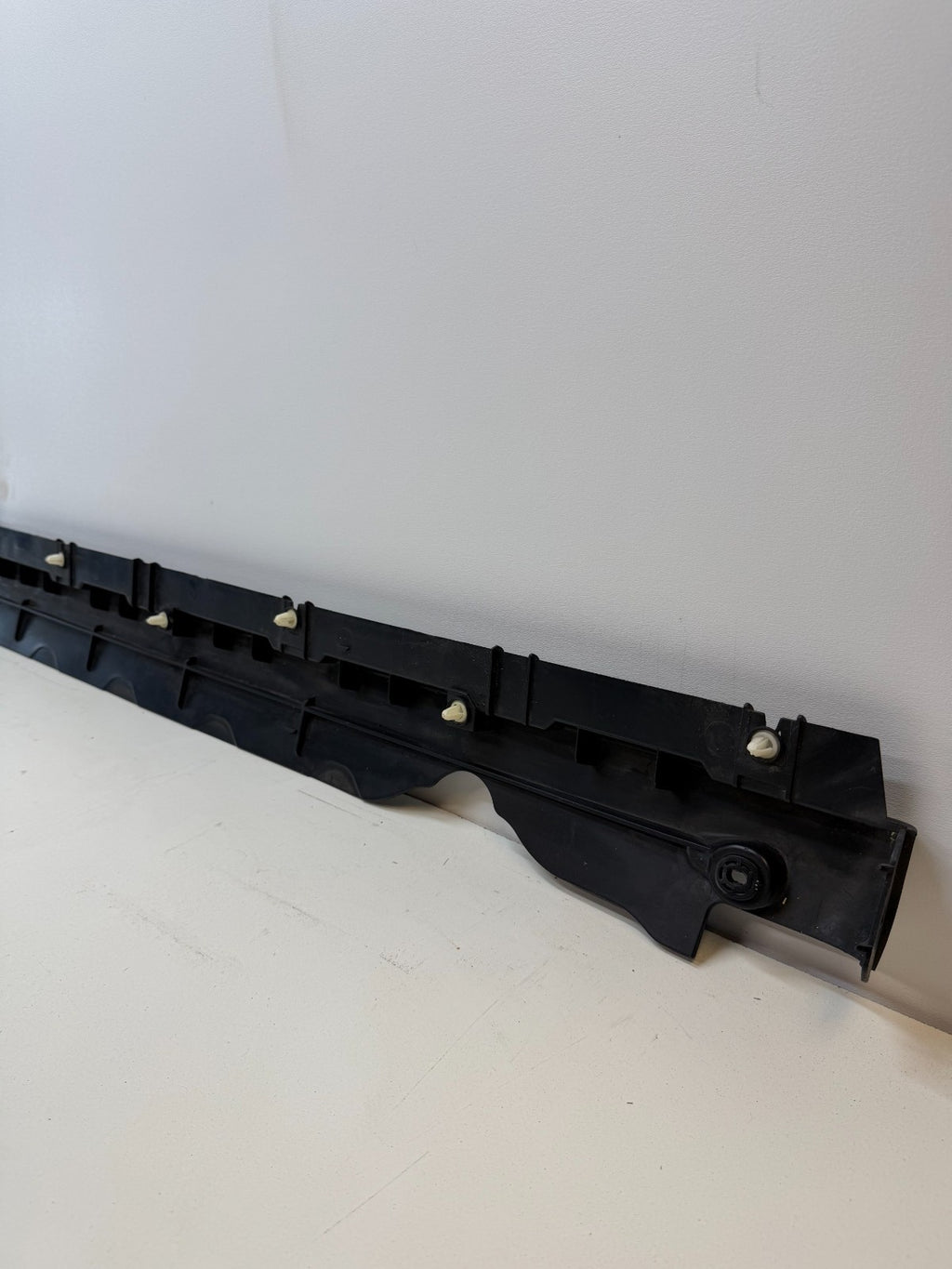 20-24 TESLA MODEL Y LEFT SIDE SKIRT ROCKER PANEL MOLDING CARRIER BRACKET