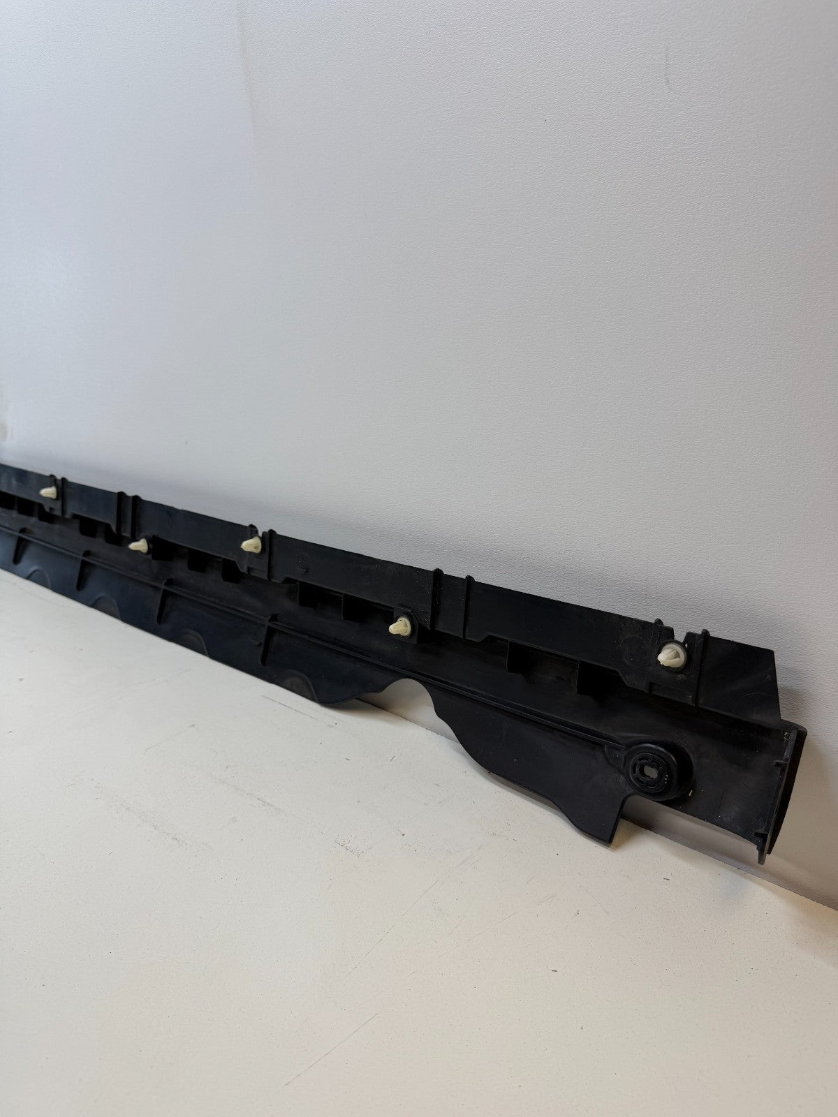 20-24 TESLA MODEL Y LEFT SIDE SKIRT ROCKER PANEL MOLDING CARRIER BRACKET