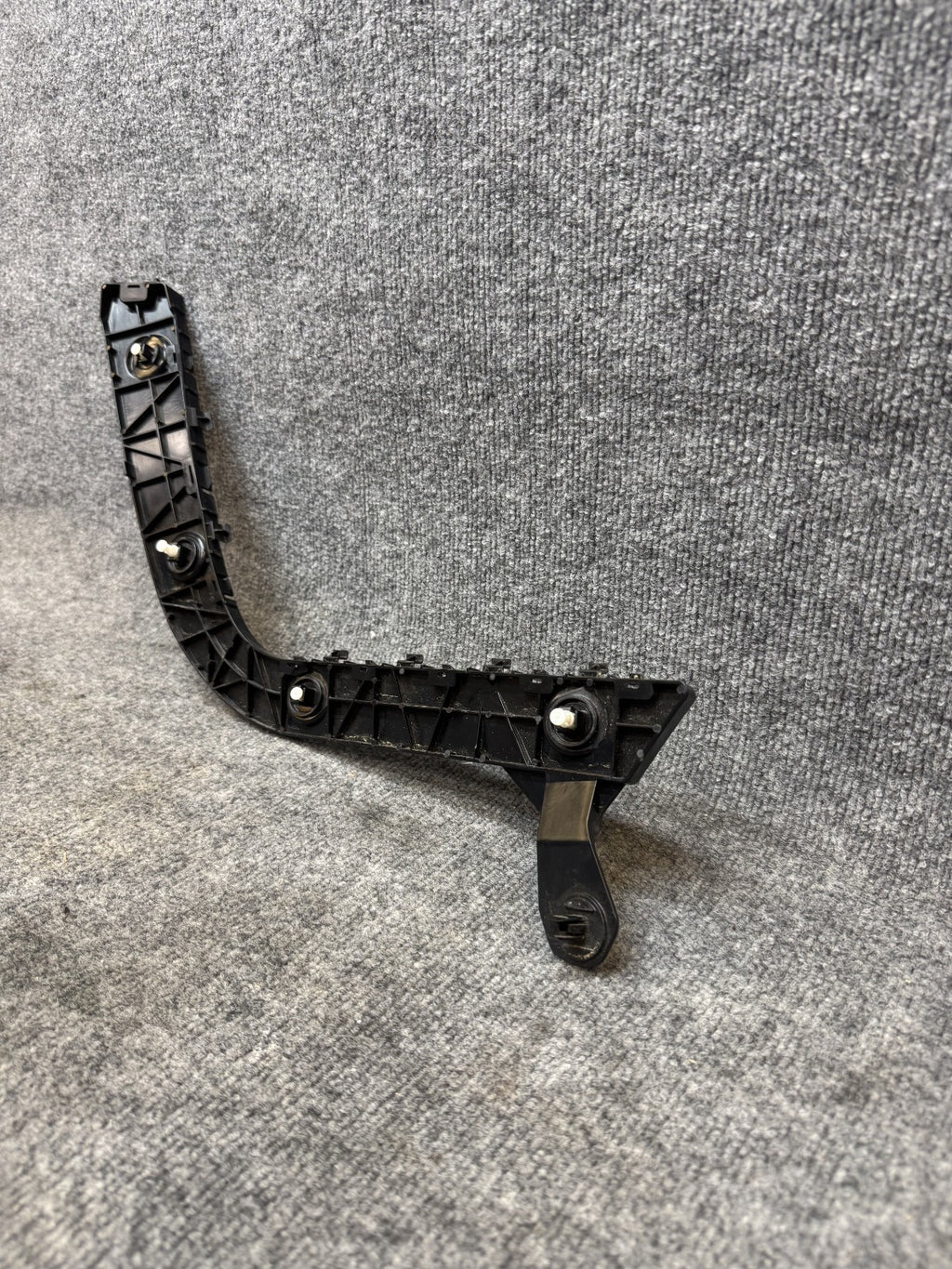 2020–2024 TESLA MODEL Y REAR LEFT SIDE BUMPER RETAINER BRACKET OEM, 1494036-00-A