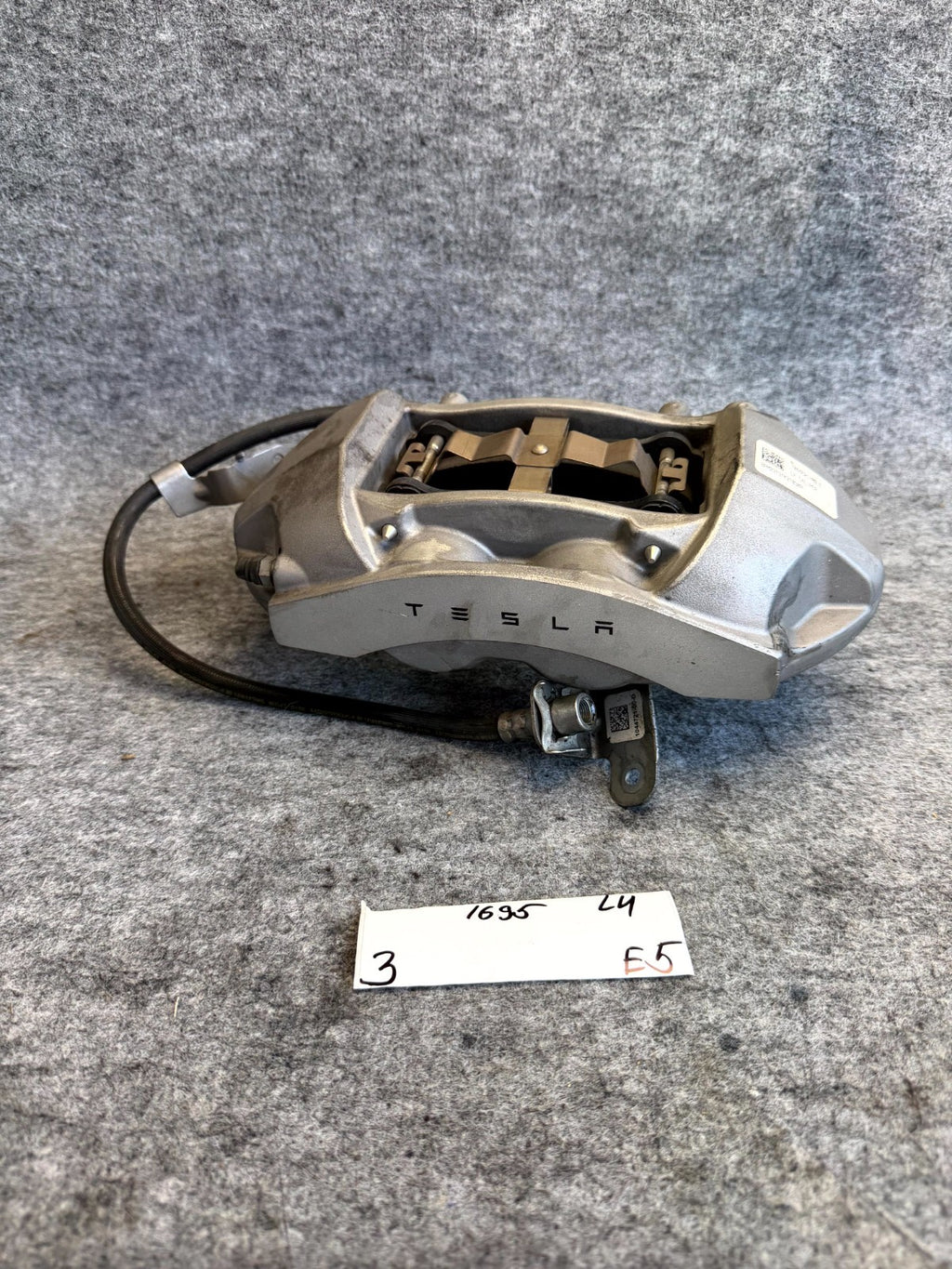 ♦️17-23 TESLA MODEL 3 FRONT LEFT BRAKE CALIPER W/ BRAKE HOSE LINE OEM, 104462100