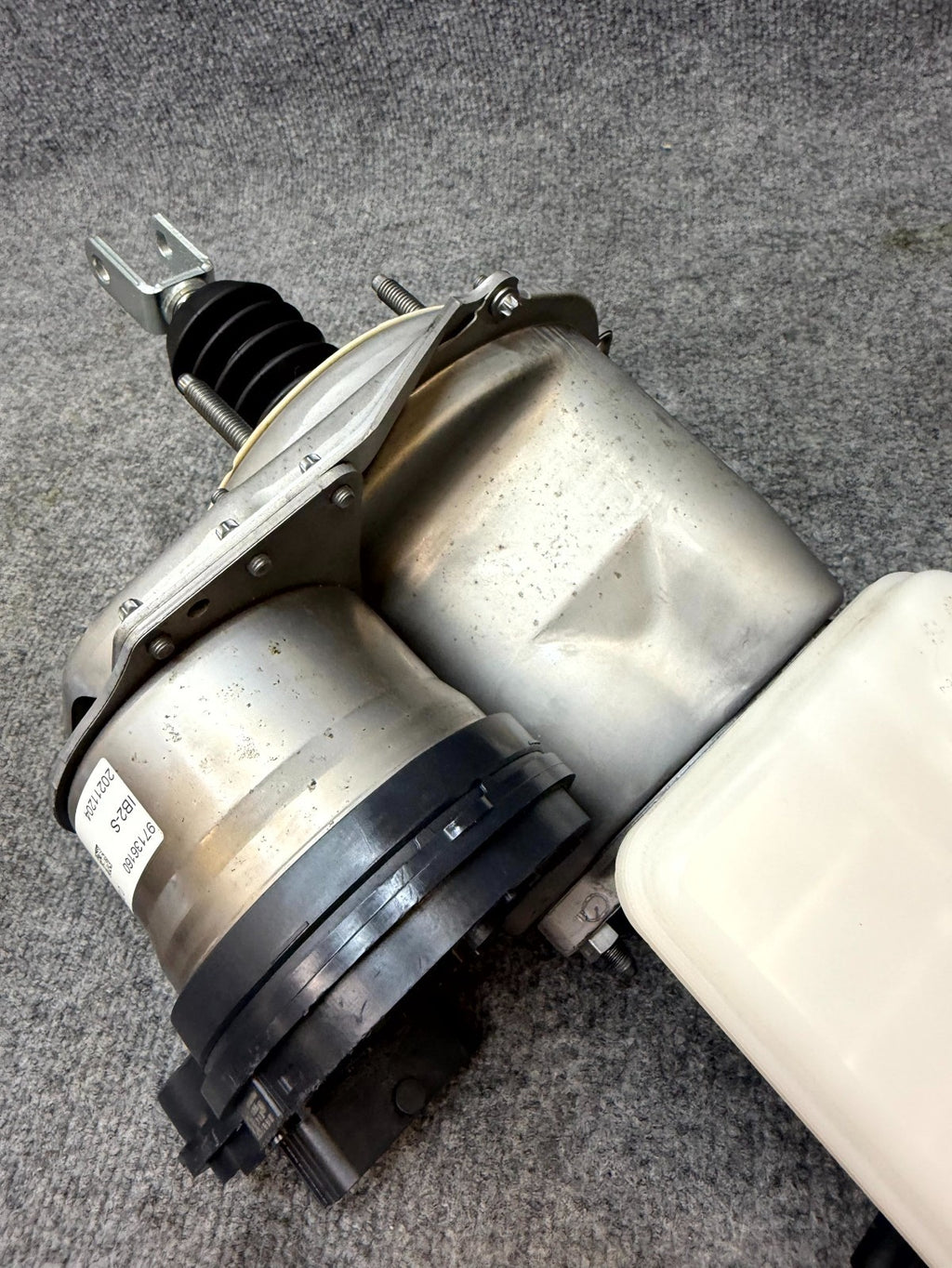 2017–2023 TESLA MODEL Y/3 BRAKE MASTER CYLINDER W/ BOOSTER & RESERVOIR OEM