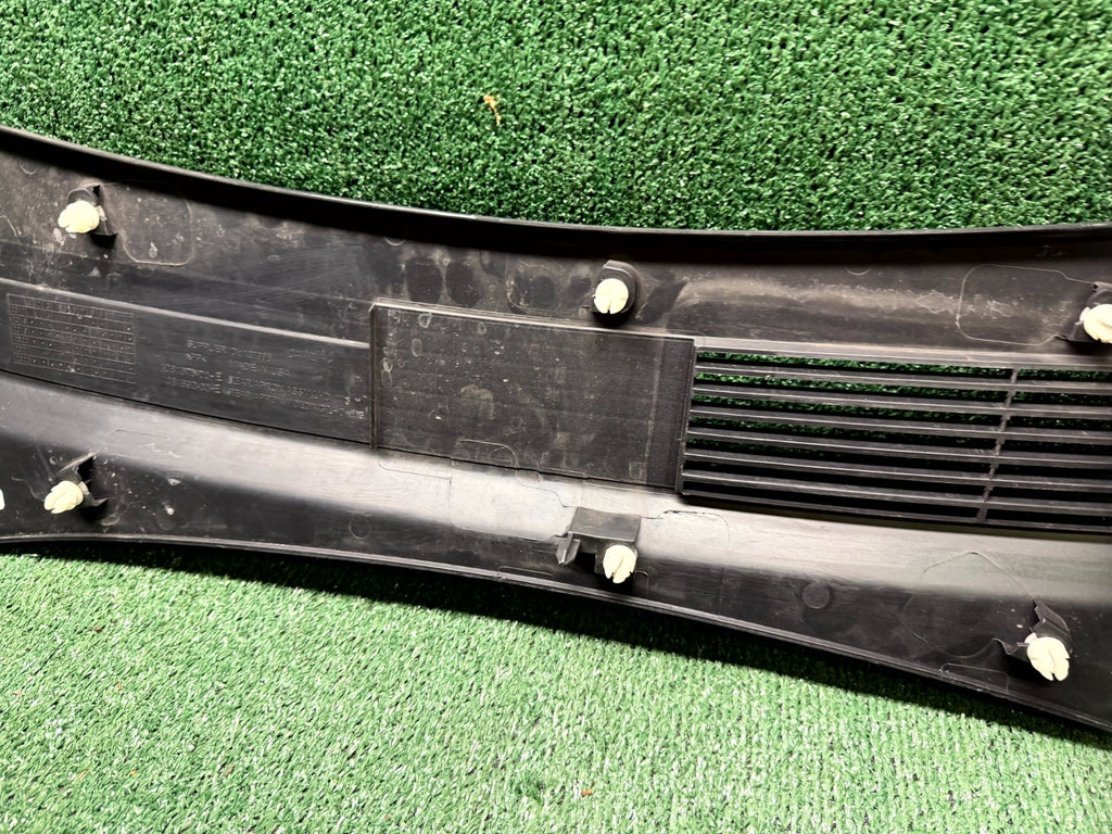 ♦️17 – 23 TESLA MODEL 3 FRONT WINDSHIELD WIPER COWL VENT PANEL OEM, 1081675-00-E