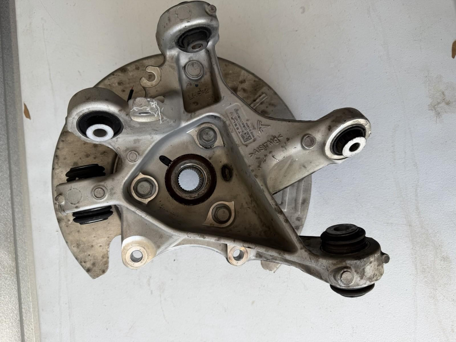 ♦️17-23 TESLA MODEL 3 REAR LEFT DRIVER SIDE SPINDLE KNUCKLE HUB OEM, 104441100G
