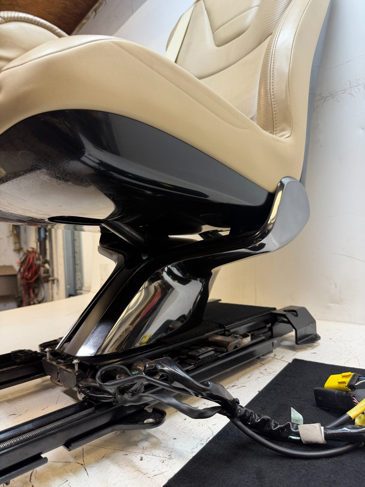 2016-20 Tesla Model X Rear Right 2nd Row Leather Complete Seat OEM 1059717-00-B