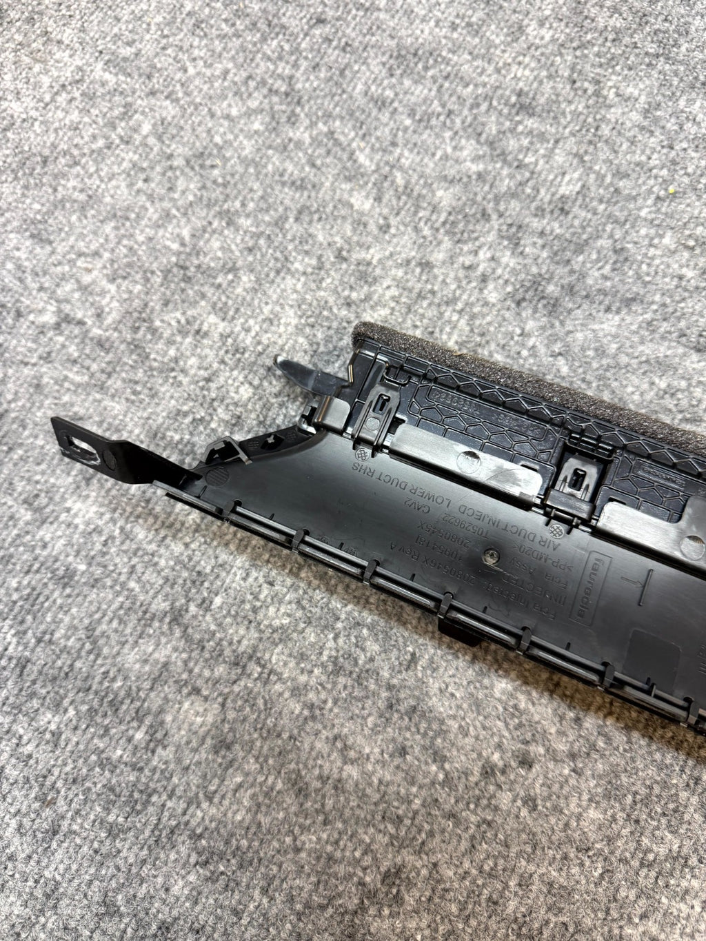 20-24 TESLA MODEL Y DASH FRONT RIGHT AIR VENT GRILLE COVER PANEL OEM,108332500