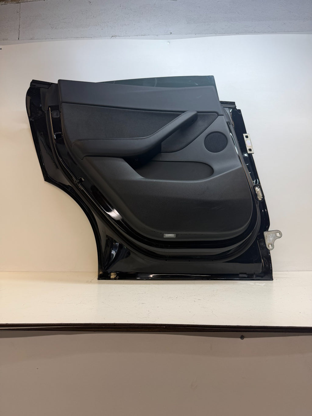 2012-2020 TESLA MODEL Y REAR LEFT DRIVER SIDE COMPLETE DOOR ASSEMBLY W/ GLASS