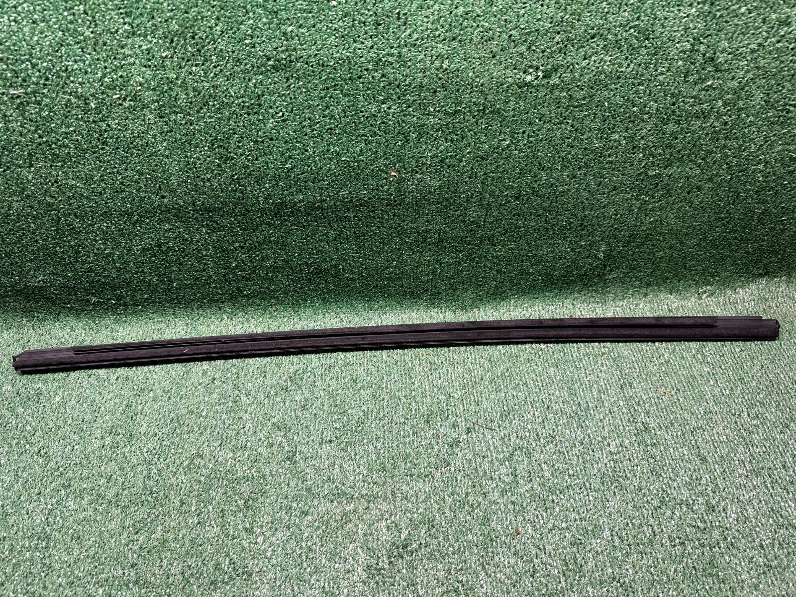 ♦️2020 – 2024 TESLA MODEL Y REAR LEFT DOOR WINDOW BELT MOLDING OEM, 1621170-00-C
