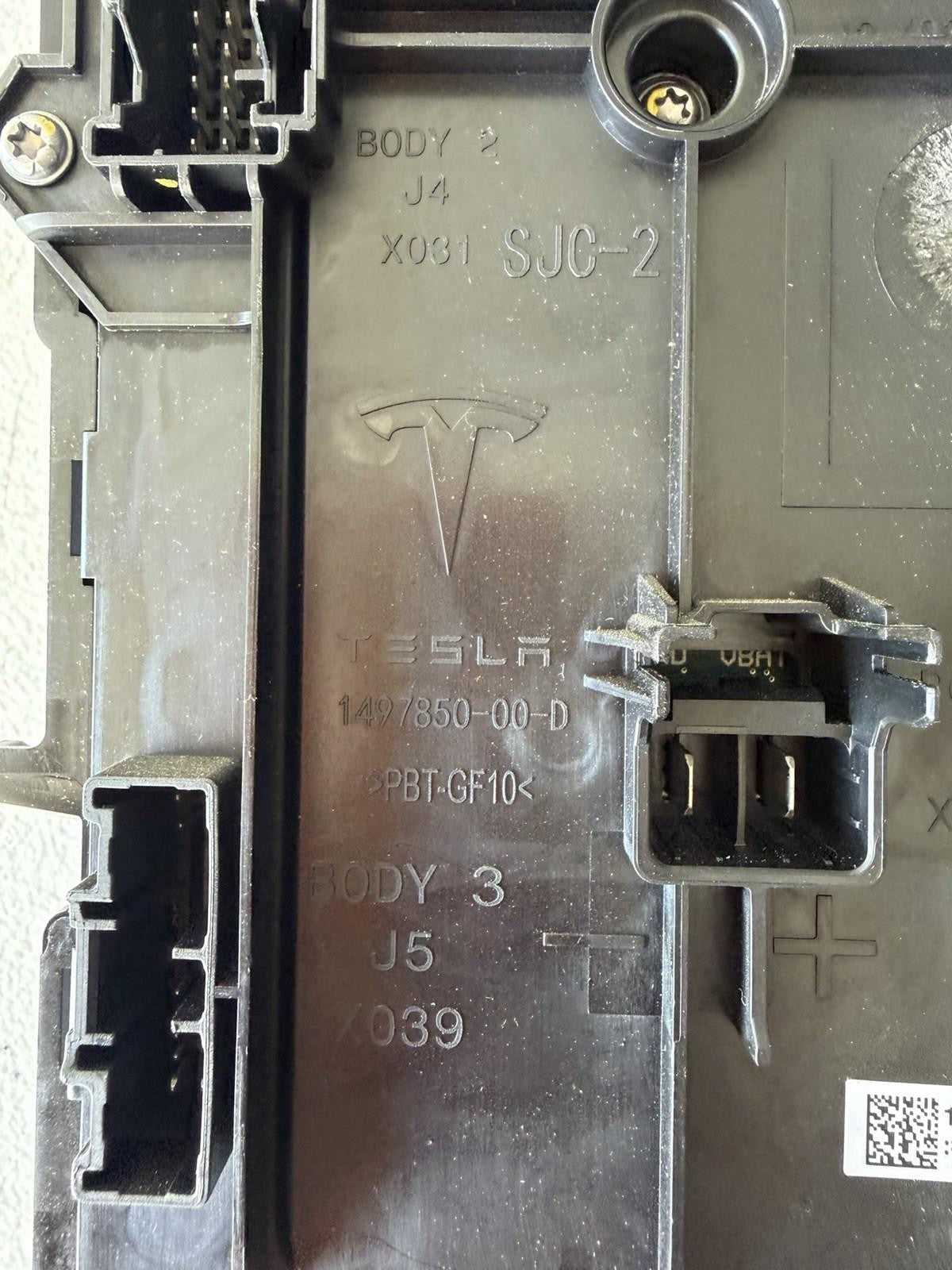 ♦️17 - 23 TESLA MODEL 3 FRONT LEFT VOLTAGE BODY CONTROL MODULE OEM, 1567455-00-C