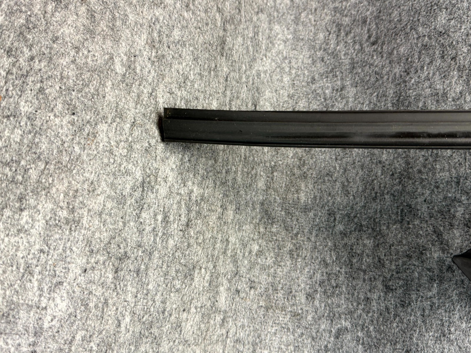 ♦️17-23 TESLA MODEL 3 LEFT DOOR WINDOW RUN WEATHERSTRIP SEAL OEM, 1090501-00-G