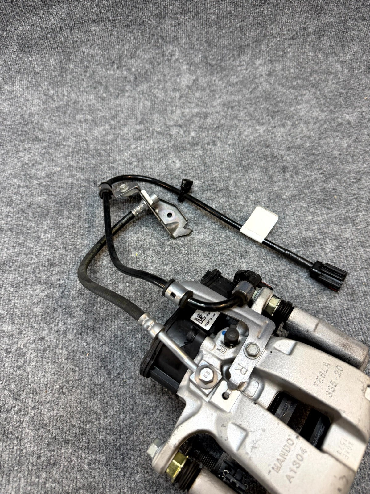 2020 - 2024 TESLA MODEL Y REAR BRAKE CALIPER WITH BREAK LINE OEM, 1044625-00-B