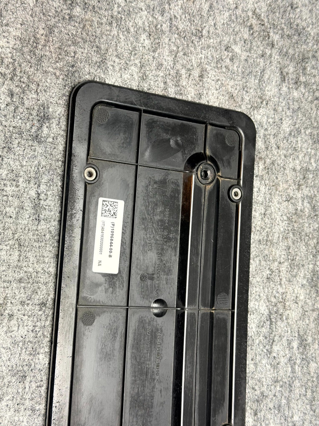 ♦️2017-2023 TESLA MODEL 3/Y REAR LICENSE PLATE HOLDER BRACKET OEM, 1096844-00-B