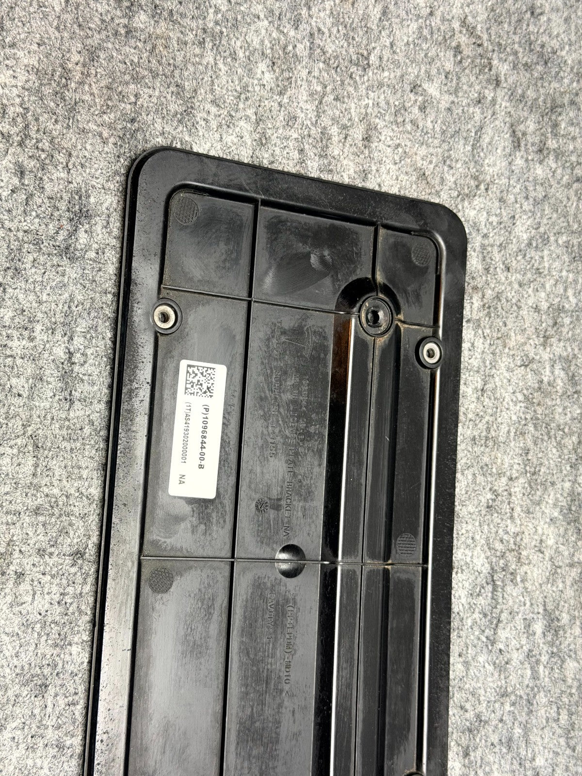 ♦️2017-2023 TESLA MODEL 3/Y REAR LICENSE PLATE HOLDER BRACKET OEM, 1096844-00-B