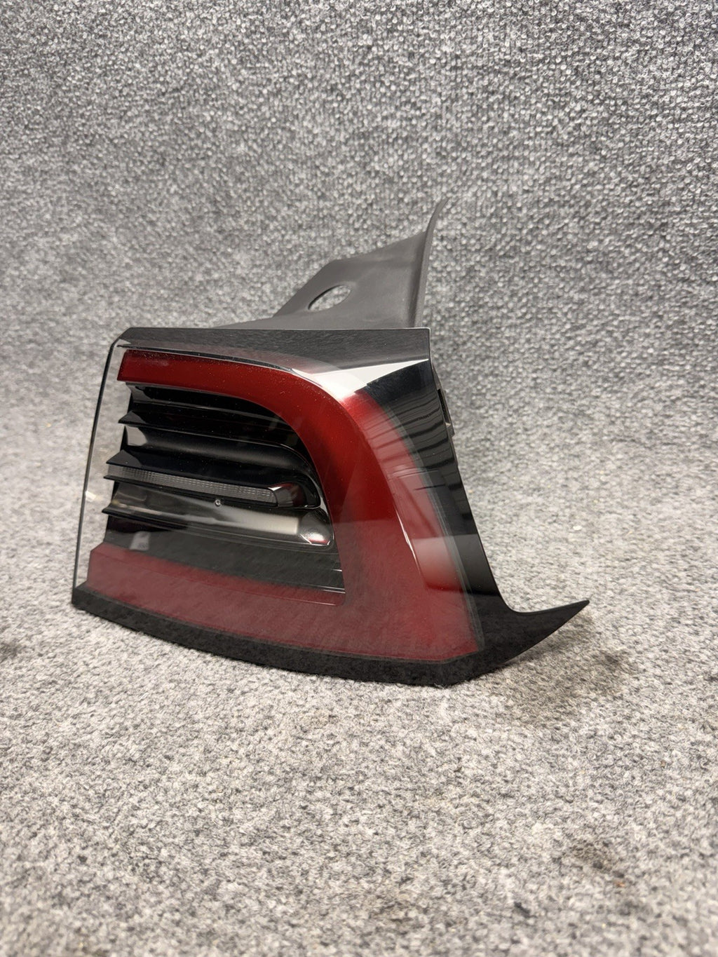 2021-2024 TESLA MODEL 3/Y RIGHT SIDE  TAIL LIGHT USED OEM (1502087-00-D) 4 Pin