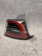 2021-2024 TESLA MODEL 3/Y RIGHT SIDE  TAIL LIGHT USED OEM (1502087-00-D) 4 Pin